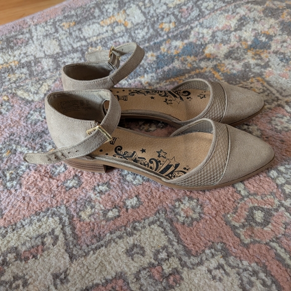 Brash Tan Ankle Strap Flats Pointed Toe Small Heel 6.5 - Picture 3 of 5